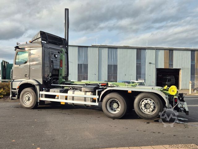 Abrollkipper MERCEDES-BENZ Arocs 2551 L 6x2/4-4 HAD HIAB ULT21S56 AHK