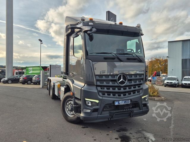 Abrollkipper MERCEDES-BENZ Arocs 2551 L 6x2/4-4 HAD HIAB ULT21S56 AHK