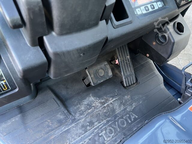 Electric 3-wheel forklift Toyota 8 FBET 18