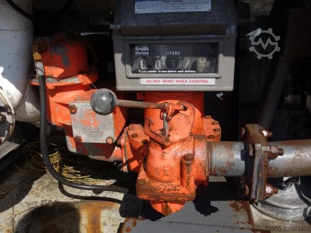 Tanker truck Renault Midlum 210 feultanktruck,manualpomp,steelsprings