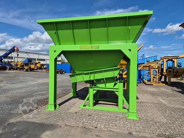 Feed hopper with chute  Aufgabetrichter mit Rinne
