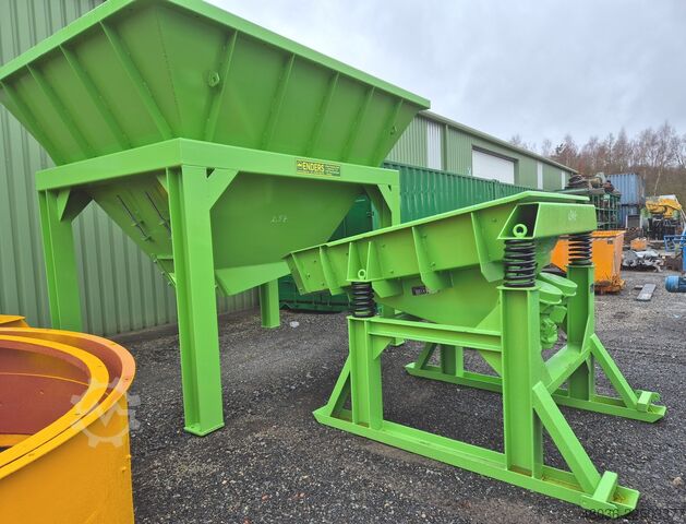 Feed hopper with chute  Aufgabetrichter mit Rinne