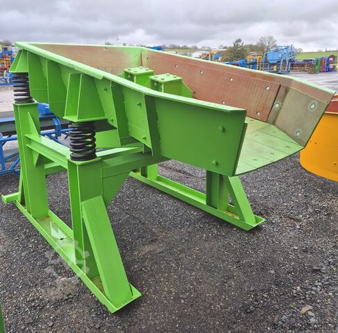 Feed hopper with chute  Aufgabetrichter mit Rinne
