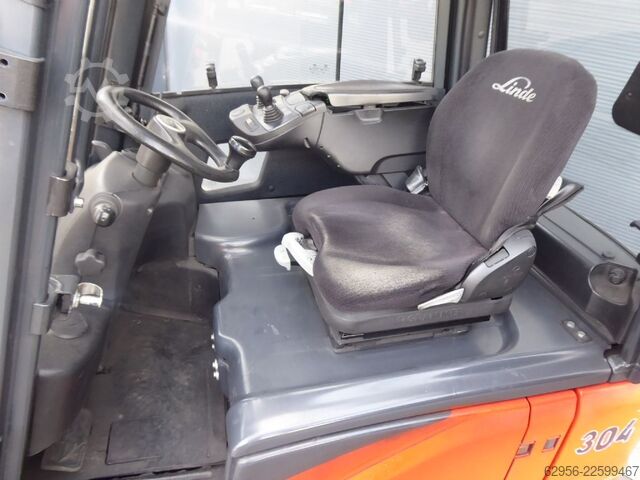 Electric 3-wheel forklift Linde E18-02