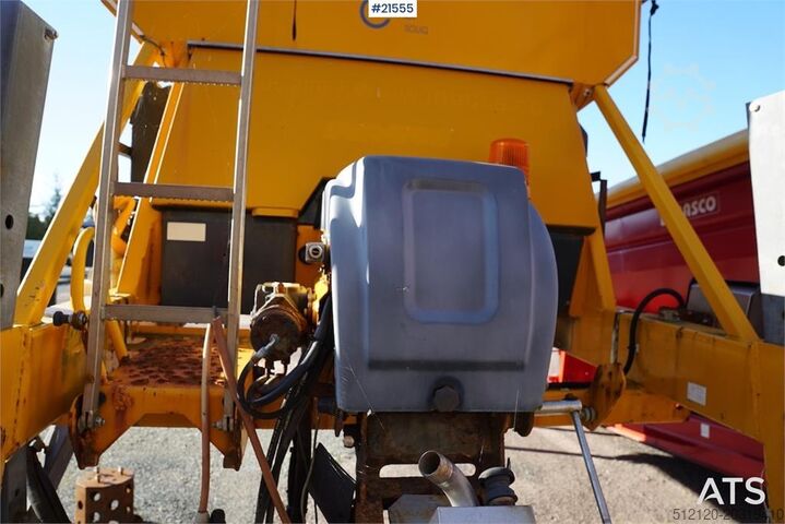 Schmidt Stratos B70-36 sand spreader with control panel Schmidt Stratos B70-36 sand spreader with control panel