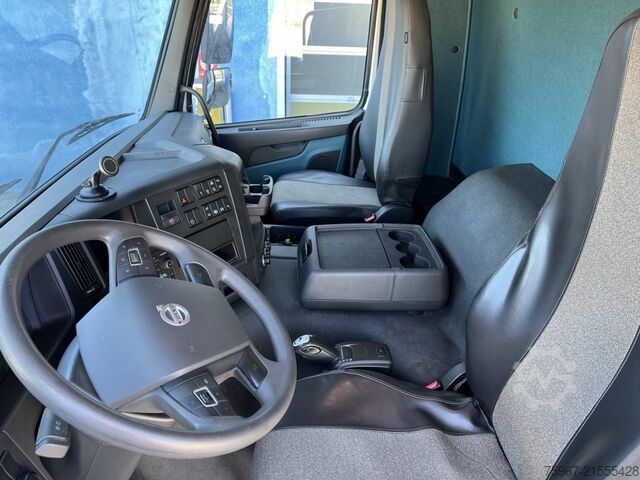 LKW mit festem Aufbau und Kran Volvo FMX 500