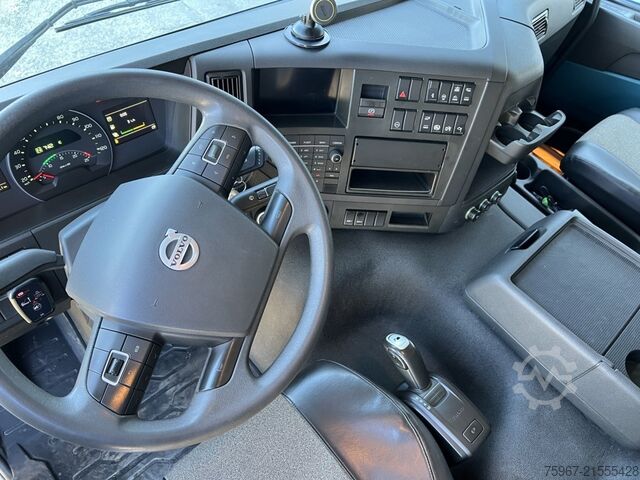 LKW mit festem Aufbau und Kran Volvo FMX 500