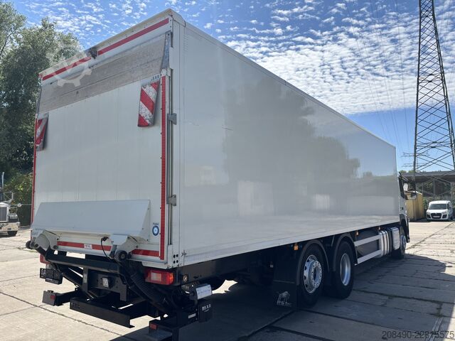 LKW mit Getränkekofferaufbau Volvo FM 330 6x2 , Lift-Lenkachse, 2 t LBW