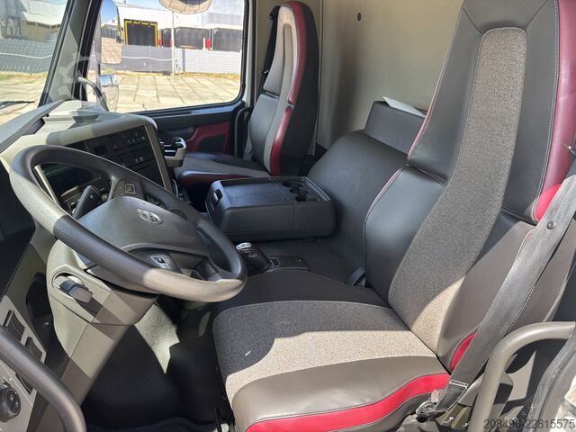 LKW mit Getränkekofferaufbau Volvo FM 330 6x2 , Lift-Lenkachse, 2 t LBW