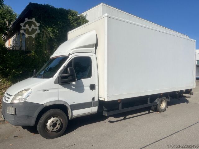 Transporter mit Koffer IVECO 65C18 Schaustellerfahrzeug