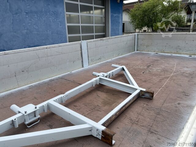 Truck with fixed flatbed and crane Iveco Eurocargo 180e28