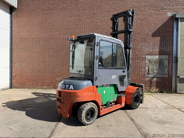 Electric 4-wheel forklift Toyota 8FBMT50