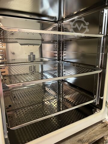 Lot of 5 Incubators | Heraeus & Binder Heraeus BBD 6220, HeraCell 240, Binder CB 150