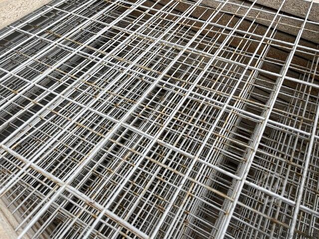 Rear panel grille 1200 x 1100 mm/ Materialfarbe: ähnl. beige/ Maschenweite außen 93x53mm