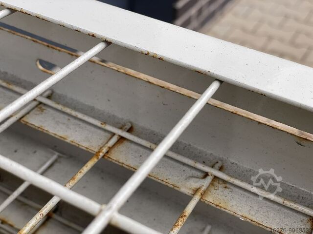 Rear panel grille 1200 x 1100 mm/ Materialfarbe: ähnl. beige/ Maschenweite außen 93x53mm