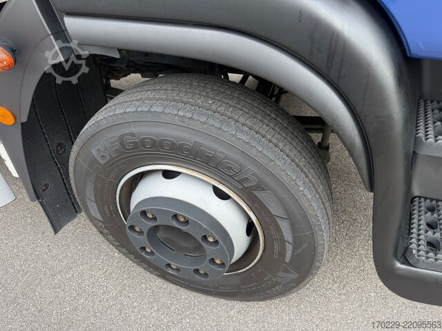 Truck with flatbed and tail lift Iveco eurocargo 160-250