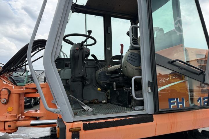 Straßenwalze Hitachi FH120W Mobilbagger / Swiss-Vehicle