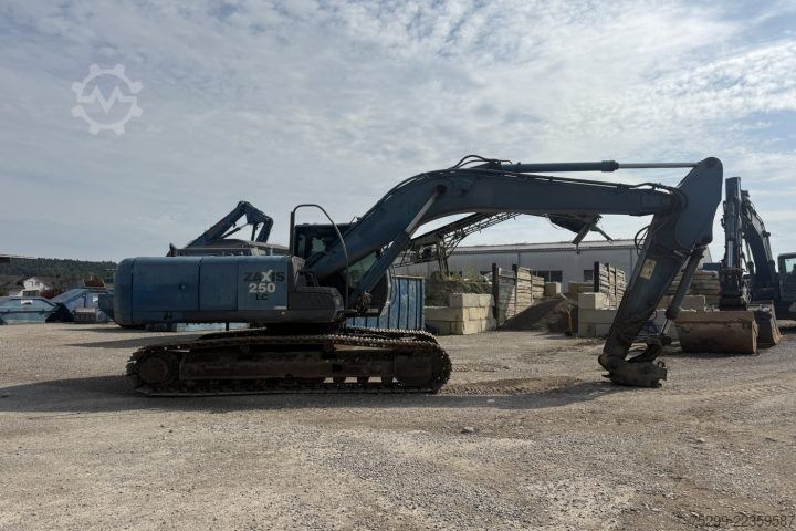 Straßenwalze Hitachi ZX250LCN-3 / Swiss-Vehicle