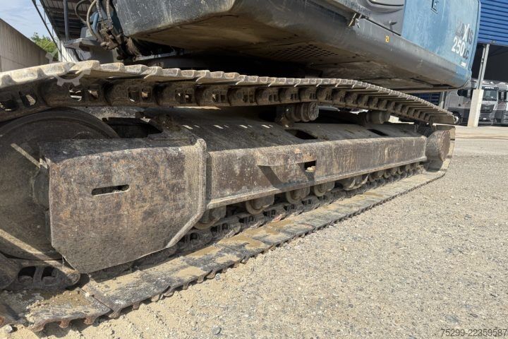 Straßenwalze Hitachi ZX250LCN-3 / Swiss-Vehicle
