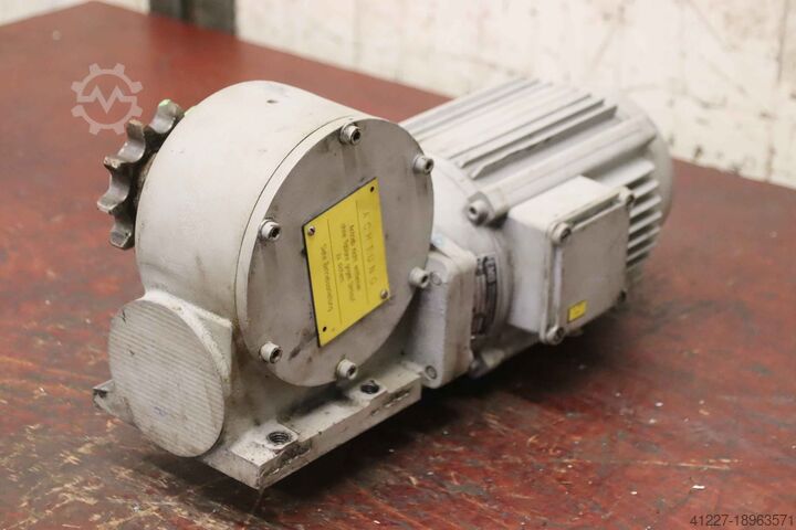 Gear motor 1.1/1.5 kW 31/47 rpm EMB OB-04,6/4 S
