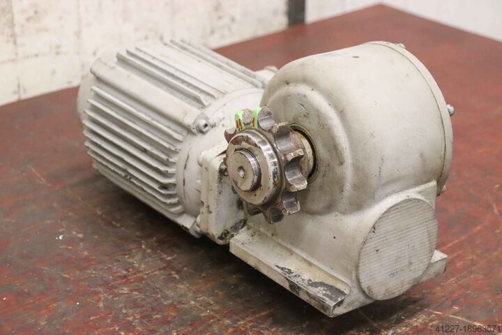 Gear motor 1.1/1.5 kW 31/47 rpm EMB OB-04,6/4 S