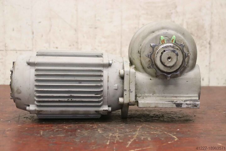 Gear motor 1.1/1.5 kW 31/47 rpm EMB OB-04,6/4 S