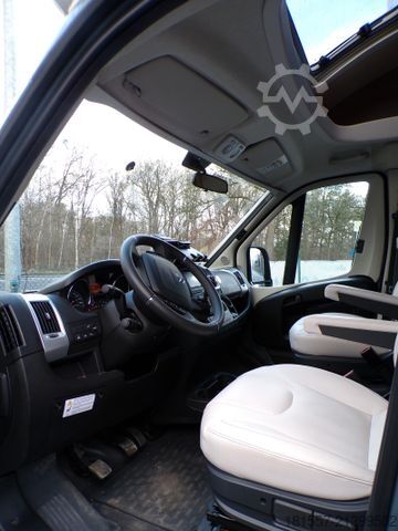 Semi-integrated camper BÜRSTNER Lyseo TD 690 G Isofix, elekt. Hubbett,L-Sitzgr.