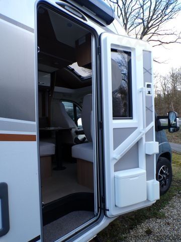 Semi-integrated camper BÜRSTNER Lyseo TD 690 G Isofix, elekt. Hubbett,L-Sitzgr.