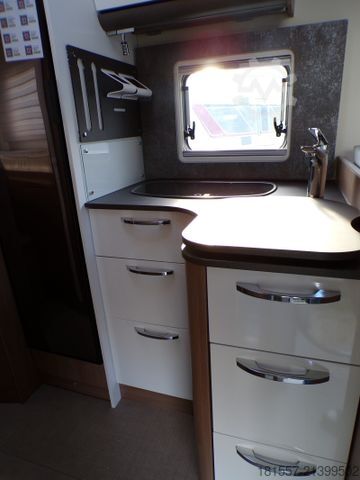 Semi-integrated camper BÜRSTNER Lyseo TD 690 G Isofix, elekt. Hubbett,L-Sitzgr.