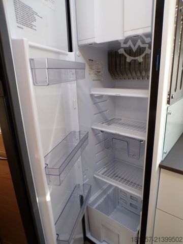 Semi-integrated camper BÜRSTNER Lyseo TD 690 G Isofix, elekt. Hubbett,L-Sitzgr.