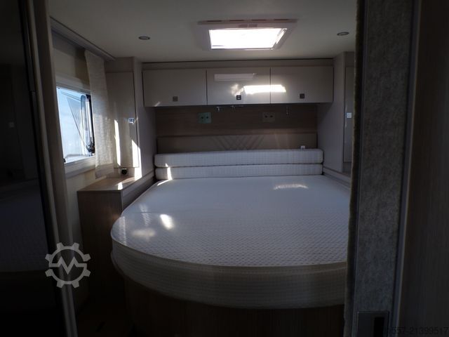 Semi-integrated camper BÜRSTNER Lineo T 700