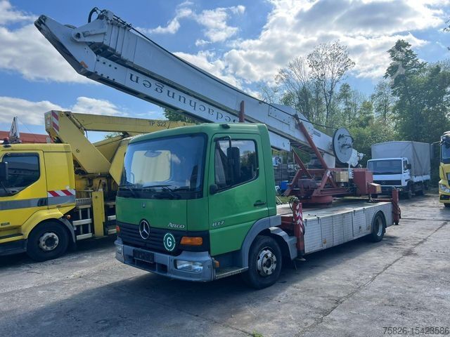 Truck-mounted crane van MERCEDES-BENZ 817 Dachdeckerkran Klaas 28 M Fernbedienung