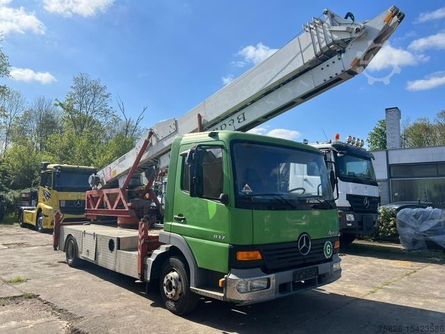 Truck-mounted crane van MERCEDES-BENZ 817 Dachdeckerkran Klaas 28 M Fernbedienung