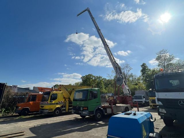 Truck-mounted crane van MERCEDES-BENZ 817 Dachdeckerkran Klaas 28 M Fernbedienung