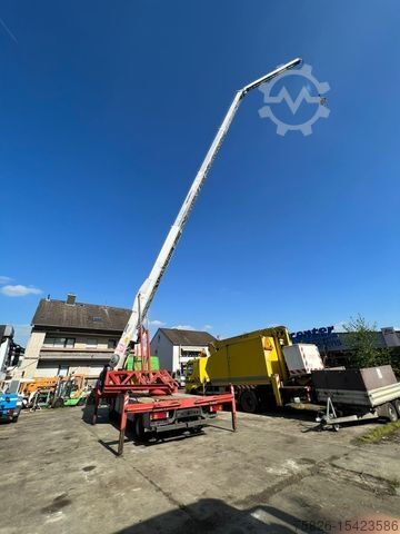 Truck-mounted crane van MERCEDES-BENZ 817 Dachdeckerkran Klaas 28 M Fernbedienung