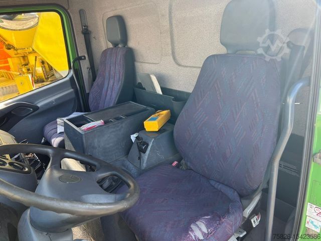 Truck-mounted crane van MERCEDES-BENZ 817 Dachdeckerkran Klaas 28 M Fernbedienung