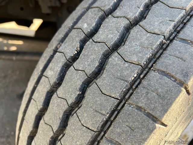 Truck-mounted crane van MERCEDES-BENZ 817 Dachdeckerkran Klaas 28 M Fernbedienung