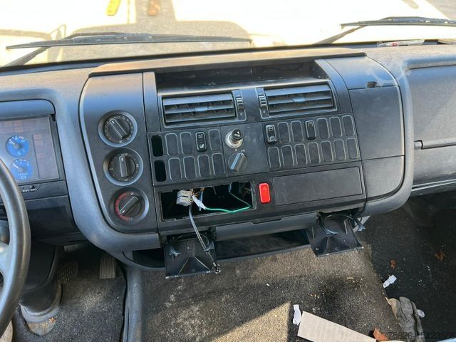 Truck-mounted crane van MERCEDES-BENZ 817 Dachdeckerkran Klaas 28 M Fernbedienung