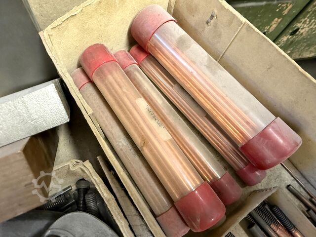 Workshop trolley with contents KIND nan