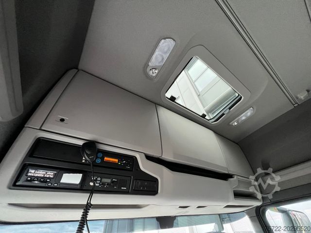 Holztransporter LKW SCANIA R590 6x4/Plattform/Kran TAJFUN LIV L150Z