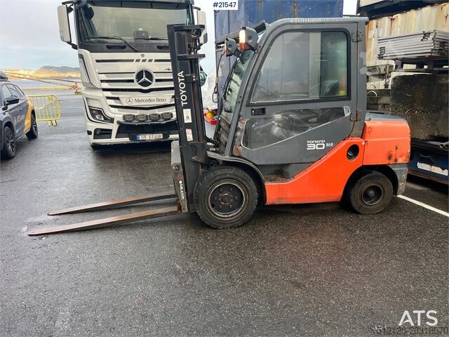 Forklift Toyota 02-8FDJF35 Forklift w/ Hydraulic Forks and Side Sh