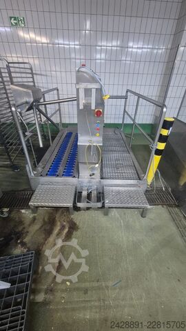Pass-through hygiene sluice  