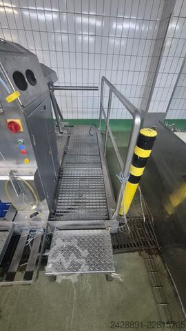 Pass-through hygiene sluice  