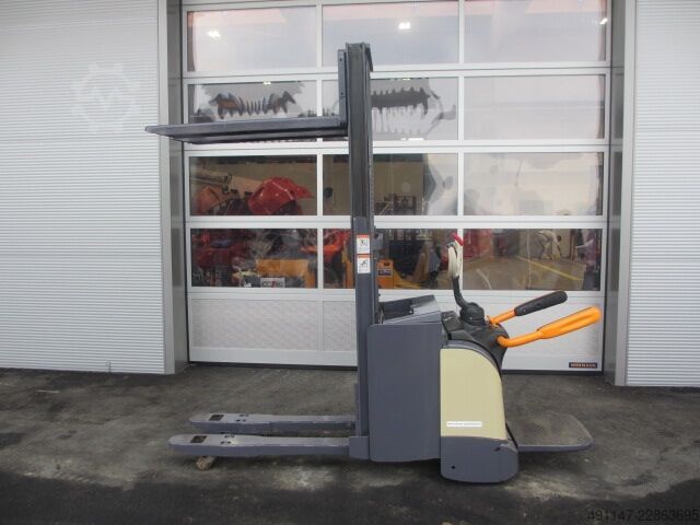 Electric Pallet Truck Crown DT3040