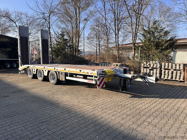 Low loader trailer Möslein TT 34 Zugrohr Gerade  34 t GG Tridem- Tieflader 3 Achs, gelenktNeufahrzeug