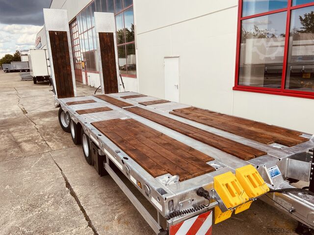 Low loader trailer Möslein TT 34 Zugrohr Gerade 34 t GG Tridem- Tieflader 3 Achs, gelenktNeufahrzeug