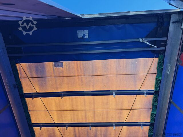 Open semitrailer with tarp Krone 