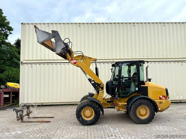 Wheel loader CATERPILLAR 907M / 2018 BJ / Schaufel + Gabel