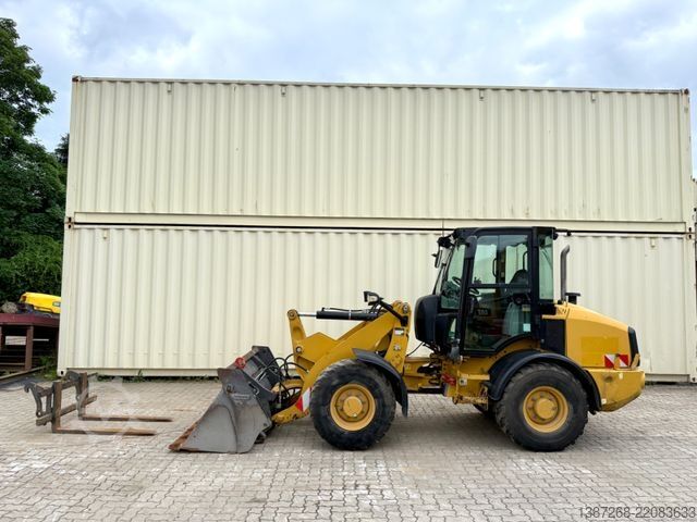 Wheel loader CATERPILLAR 907M / 2018 BJ / Schaufel + Gabel