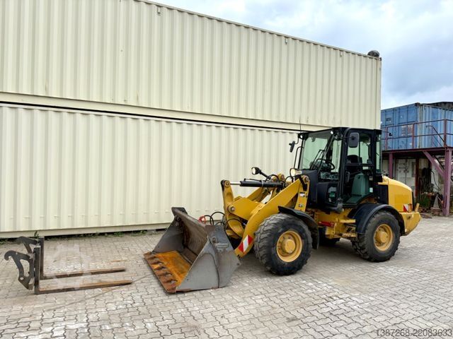 Wheel loader CATERPILLAR 907M / 2018 BJ / Schaufel + Gabel